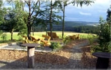 Landschaftsparkprojekt auf dem „Steinbichel“ in Ditscheid - Sitzgruppe aus Holz auf einer Anhöhe