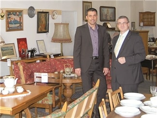 Landrat Dr. Alexander Saftig (r.) bei seinem Besuch in den Geschäftsräumen des Sozialkaufhauses „KommShop“ mit Geschäftsführer Werner Schneider. privat